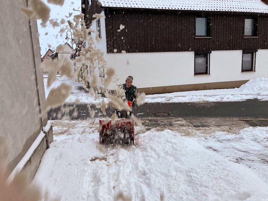 Ein Mann mit einer Schneefr&auml;se. 