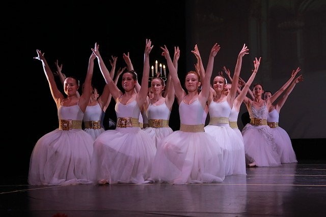 T&auml;nzerinnen und T&auml;nzer des Studios Radeva.