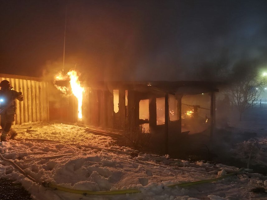 Die beiden Lauben brannten komplett nieder.