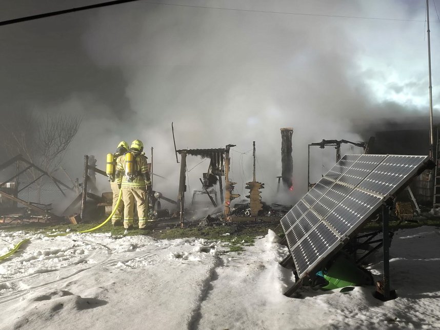 Die beiden Lauben brannten komplett nieder.