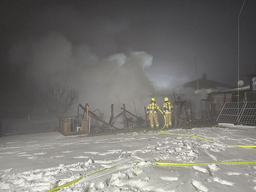 Die beiden Lauben brannten komplett nieder.