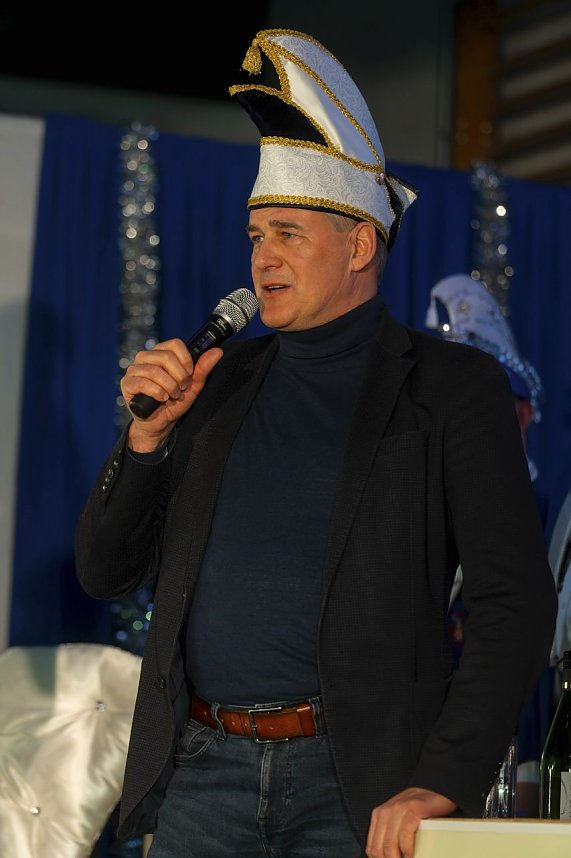 S&uuml;dharzhalle Ellrich kochte beim Auftakt mit neuem Prinzenpaar