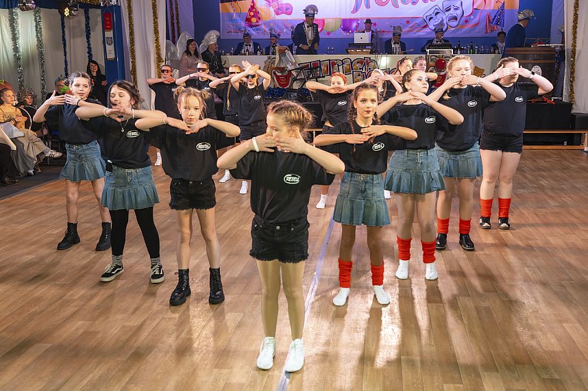 S&uuml;dharzhalle Ellrich kochte beim Auftakt mit neuem Prinzenpaar