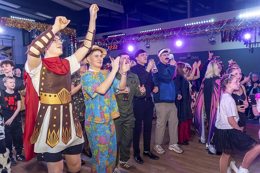 S&uuml;dharzhalle Ellrich kochte beim Auftakt mit neuem Prinzenpaar