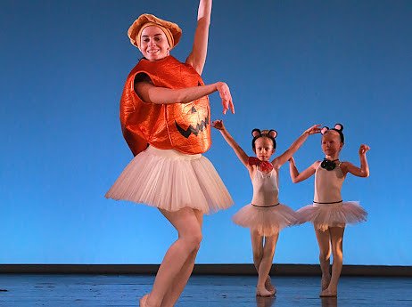 Das Ballettm&auml;rchen Aschenbr&ouml;del, aufgef&uuml;hrt von den Sch&uuml;lerinnen und Sch&uuml;lern des Tanzstudios Radeva. 