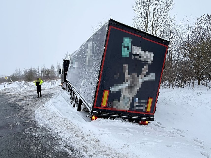 Der Lkw war beim R&uuml;ckw&auml;rtsfahren in den Graben gerutscht.