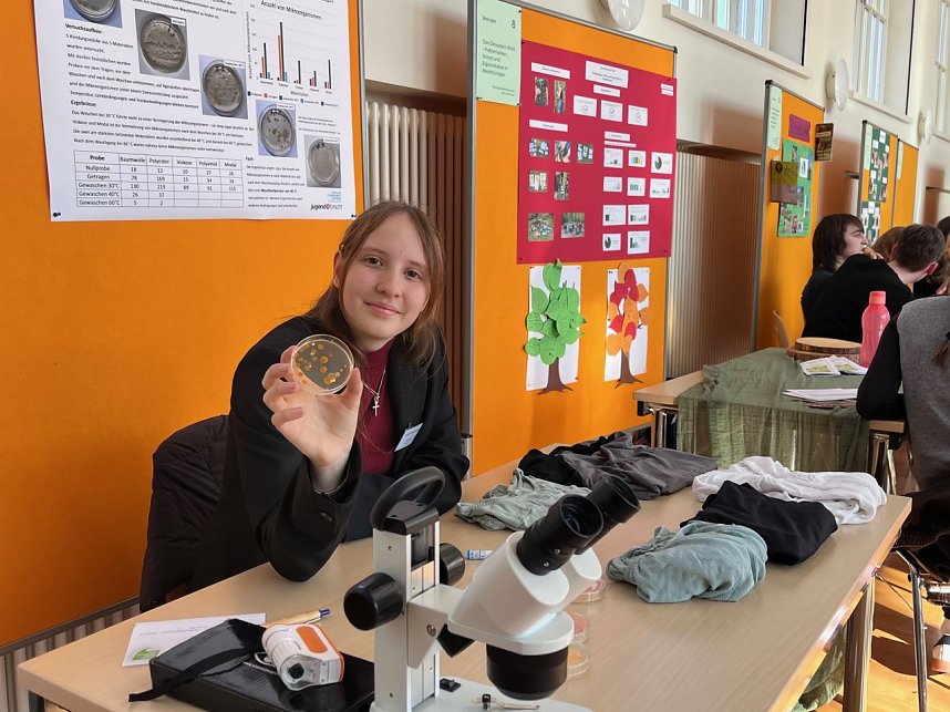 Lauria Marie Feuse, ebenfalls Neuntkl&auml;sslerin am Humboldt-Gymnasium. Sie untersuchte, wie sich unterschiedliche Waschtemperaturen und Textilien auf die Bakterienbelastung von Kleidung auswirken.