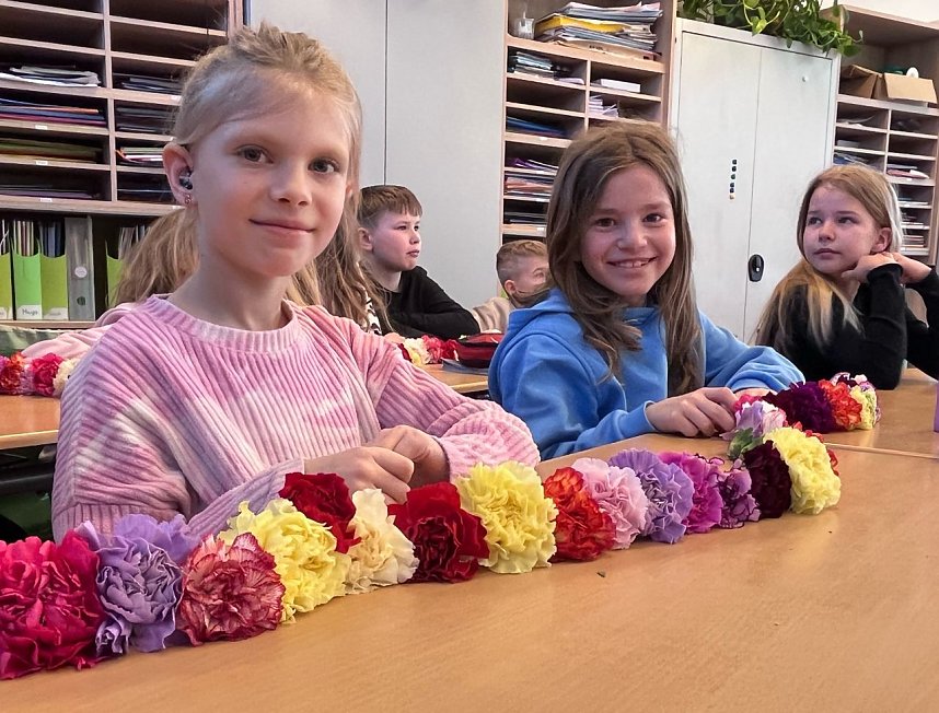 Die Drittkl&auml;ssler aus Nordhausen schm&uuml;cken das Denkmal vor ihrer Schule � als Zeichen zum Internationalen Frauentag.