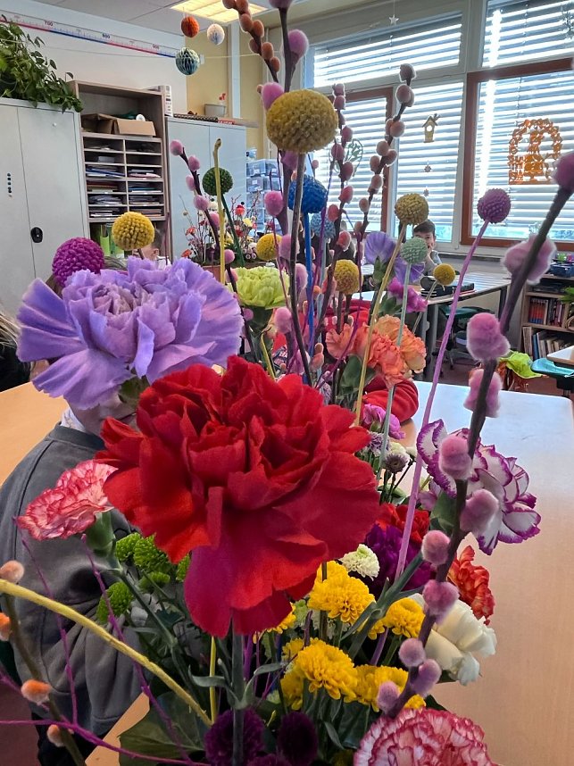 Die Drittkl&auml;ssler aus Nordhausen schm&uuml;cken das Denkmal vor ihrer Schule � als Zeichen zum Internationalen Frauentag.