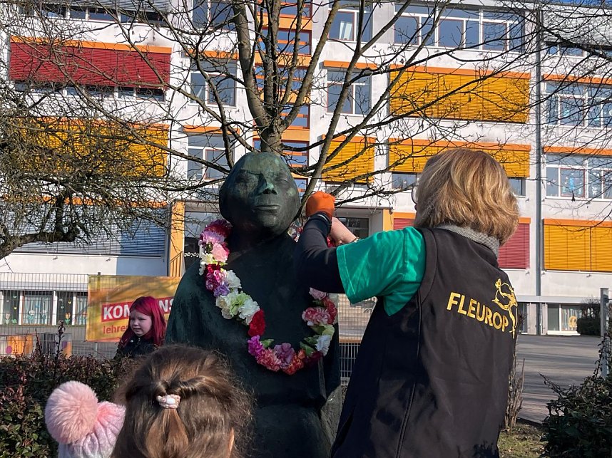 Die Drittkl&auml;ssler aus Nordhausen schm&uuml;cken das Denkmal vor ihrer Schule � als Zeichen zum Internationalen Frauentag.