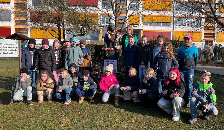 Die Drittkl&auml;ssler aus Nordhausen schm&uuml;cken das Denkmal vor ihrer Schule � als Zeichen zum Internationalen Frauentag.