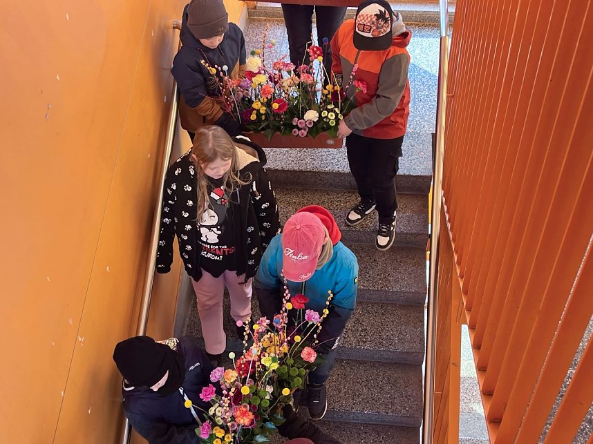 Die Drittkl&auml;ssler aus Nordhausen schm&uuml;cken das Denkmal vor ihrer Schule � als Zeichen zum Internationalen Frauentag.