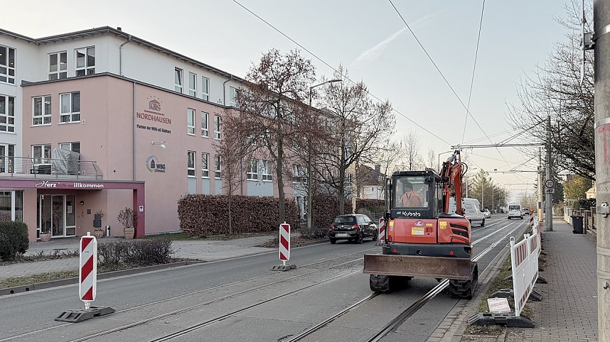 Sanierungsarbeiten am Gleisbett der Stra&szlig;enbahn in Nordhausen Nord