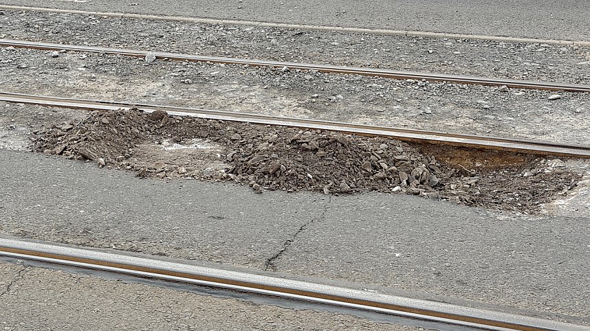Sanierungsarbeiten am Gleisbett der Stra&szlig;enbahn in Nordhausen Nord