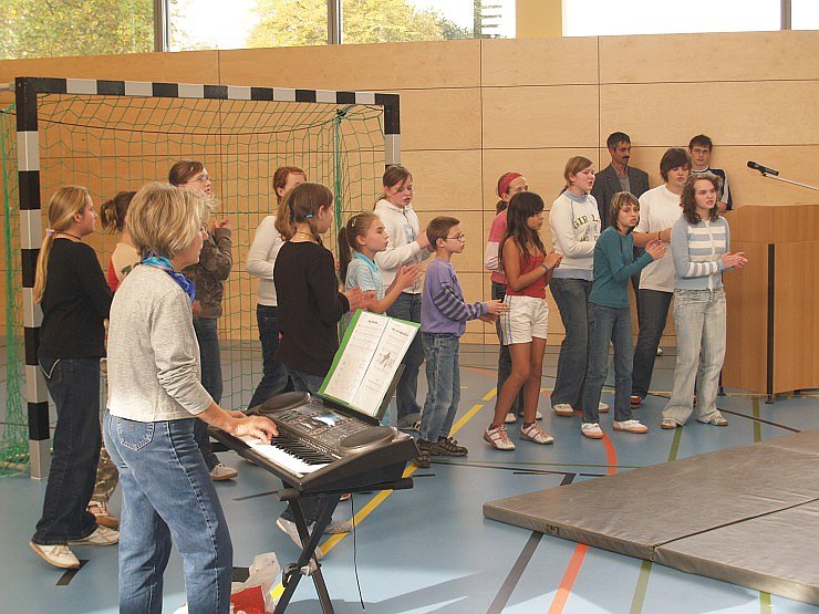 Neue Halle &uuml;bergeben