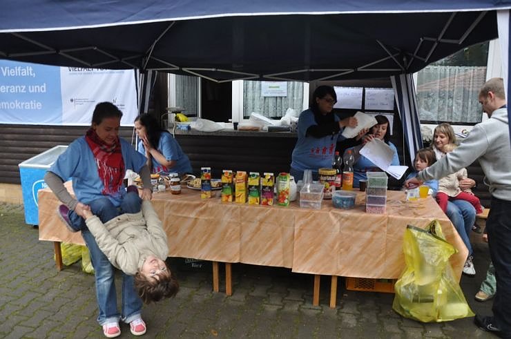 "Vielfalt tut gut" - Stra&szlig;enfest beim Falken