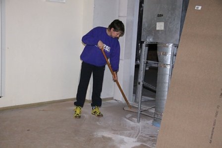 Arbeitseinsatz in der Halle