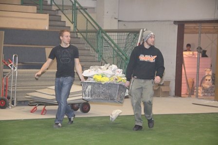 Arbeitseinsatz in der Halle