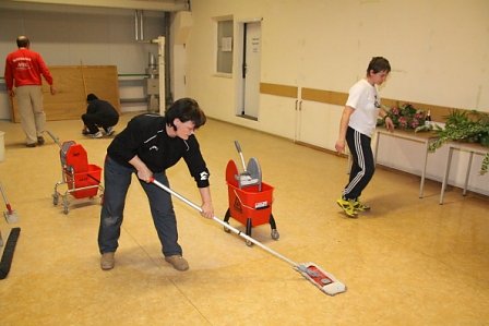 Arbeitseinsatz in der Halle