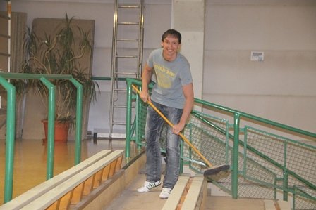 Arbeitseinsatz in der Halle