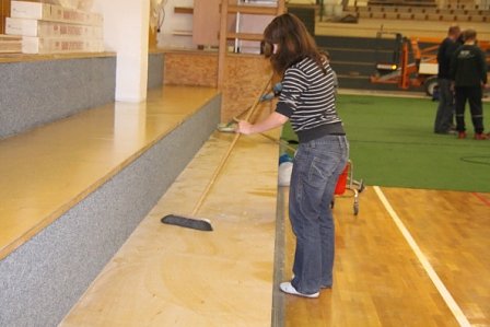 Arbeitseinsatz in der Halle