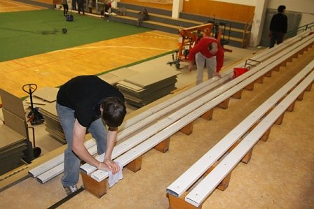 Arbeitseinsatz in der Halle