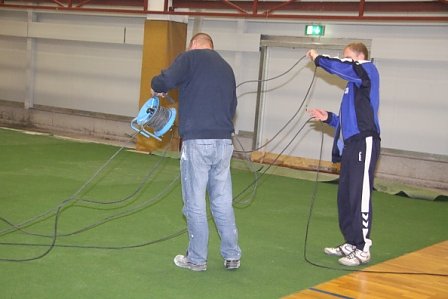 Arbeitseinsatz in der Halle