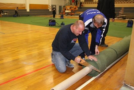 Arbeitseinsatz in der Halle