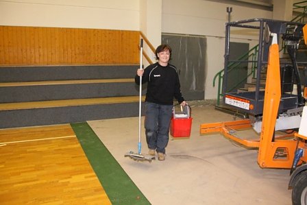 Arbeitseinsatz in der Halle