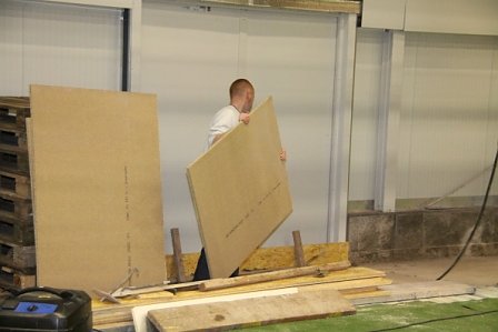 Arbeitseinsatz in der Halle