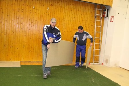 Arbeitseinsatz in der Halle