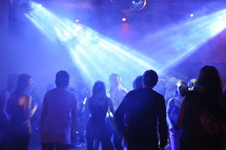 Coole Junge Party im Klubhaus